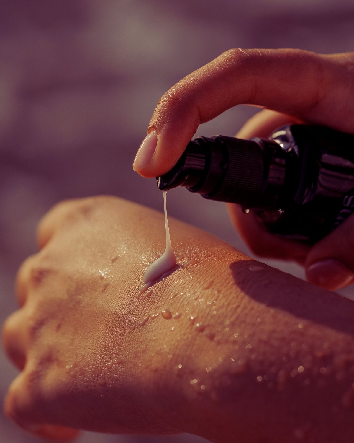 Goutte de sérum Ressens sur une peau ensoleillée — apaiser après le soleil
